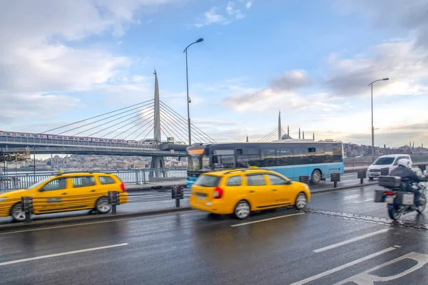 Tráfego Noturno Exposição Longa Carro Táxi Turco Amarelo Istanbul — Fotografia de Stock