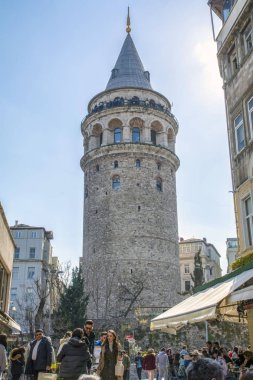 İstanbul, Türkiye 09 Nisan 2019: Galata Kulesi'ne Karşı Haliç, İstanbul, Türkiye   