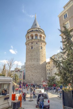 İstanbul, Türkiye 09 Nisan 2019: Galata Kulesi'ne Karşı Haliç, İstanbul, Türkiye   