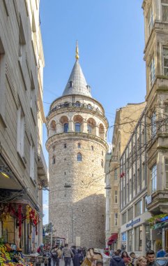 İstanbul, Türkiye 09 Nisan 2019: Galata Kulesi'ne Karşı Haliç, İstanbul, Türkiye   