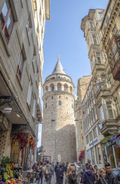 İstanbul, Türkiye 09 Nisan 2019: Galata Kulesi'ne Karşı Haliç, İstanbul, Türkiye   