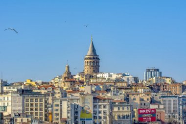 İstanbul, Türkiye 09 Nisan 2019: Galata Kulesi'ne Karşı Haliç, İstanbul, Türkiye   