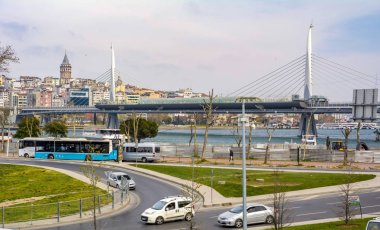 İstanbul, Türkiye 07 Nisan 2019: Galata Kulesi'ne Karşı Haliç, İstanbul, Türkiye  