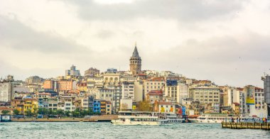 İstanbul, Türkiye 07 Nisan 2019: Galata Kulesi'ne Karşı Haliç, İstanbul, Türkiye  