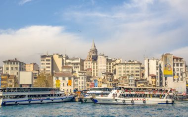 İstanbul, Türkiye 07 Nisan 2019: Galata Kulesi'ne Karşı Haliç, İstanbul, Türkiye  