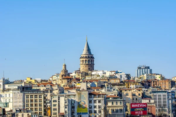 İstanbul, Türkiye 09 Nisan 2019: Galata Kulesi'ne Karşı Haliç, İstanbul, Türkiye   
