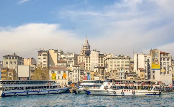 Istanbul Turecko Duben 2019 Zlatý Roh Proti Věži Galata Istanbul — Stock fotografie