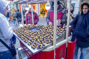 İstanbul, Türkiye 07 Nisan 2019: İstanbul İstiklal Caddesi'nde kışın kestane kavurma