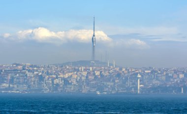 Üsküdar semtinde Boğaz'dan akşam manzarası, deniz feneri ve arka planda Çamlıca Trt Televizyon Kulesi. İstanbul, Türkiye