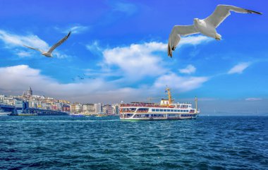 Türkiye'de Müslüman mimarisi ve su taşıma - güzel manzara turistik yerlerinden denizden Boğaz üzerinde yolculuk. Cityscape gün batımında - Istanbul 'un eski Camii ve Türk vapurlar, görüntülemek Haliç '.