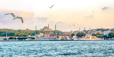 Güneşli gün mimarisi ve Ayasofya Müzesi, Eminonu, İstanbul, Türkiye 