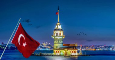 İstanbul'da Kız Kulesi'nde Türk bayrağı (Kiz Kulesi - Üsküdar)