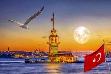 İstanbul'da Kız Kulesi'nde Türk bayrağı (Kiz Kulesi - Üsküdar)