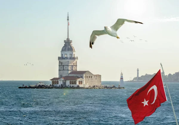 Türkische Flagge Mädchenturm Istanbul Türkei Kiz Kulesi Uskudar — Stockfoto