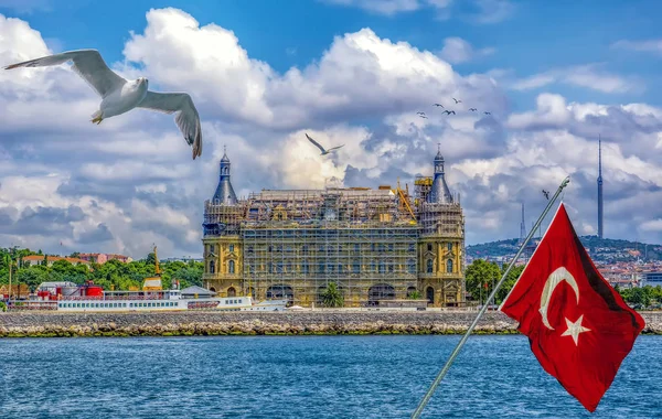 Турецкий Флаг Железнодорожной Станции Хайдарпаса Азиатской Части Стамбула Является Одной — стоковое фото