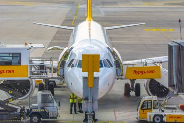 İstanbul, Türkiye - 16 Haziran 2019: Pegasus Havayolları uçağı İstanbul Sabiha Gökçen Uluslararası Havalimanı'nda