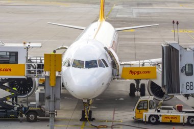 İstanbul, Türkiye - 16 Haziran 2019: Pegasus Havayolları uçağı İstanbul Sabiha Gökçen Uluslararası Havalimanı'nda