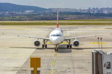 İstanbul, Türkiye - 16 Haziran 2019: Pegasus Havayolları uçağı İstanbul Sabiha Gökçen Uluslararası Havalimanı'nda