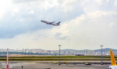 İstanbul, Türkiye - 16 Haziran 2019: Pegasus Havayolları uçağı İstanbul Sabiha Gökçen Uluslararası Havalimanı'nda