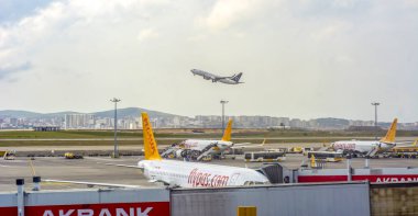 İstanbul, Türkiye - 16 Haziran 2019: Pegasus Havayolları uçağı İstanbul Sabiha Gökçen Uluslararası Havalimanı'nda