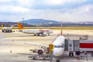 İstanbul, Türkiye - 16 Haziran 2019: Pegasus Havayolları uçağı İstanbul Sabiha Gökçen Uluslararası Havalimanı'nda