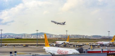 İstanbul, Türkiye - 16 Haziran 2019: Pegasus Havayolları uçağı İstanbul Sabiha Gökçen Uluslararası Havalimanı'nda