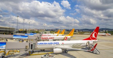 İstanbul, Türkiye - 16 Haziran 2019: Pegasus Havayolları uçağı İstanbul Sabiha Gökçen Uluslararası Havalimanı'nda
