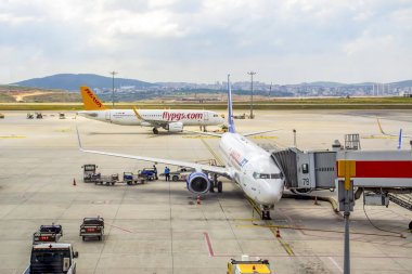 İstanbul, Türkiye - 16 Haziran 2019: Pegasus Havayolları uçağı İstanbul Sabiha Gökçen Uluslararası Havalimanı'nda