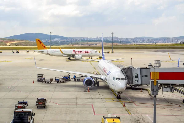 İstanbul, Türkiye - 16 Haziran 2019: Pegasus Havayolları uçağı İstanbul Sabiha Gökçen Uluslararası Havalimanı'nda