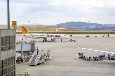 İstanbul, Türkiye - 16 Haziran 2019: Pegasus Havayolları uçağı İstanbul Sabiha Gökçen Uluslararası Havalimanı'nda