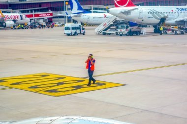 İstanbul, Türkiye - 16 Haziran 2019: Pegasus Havayolları uçağı İstanbul Sabiha Gökçen Uluslararası Havalimanı'nda