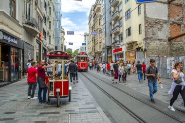Taksim İstanbul, Türkiye 14 Haziran 2019: Akşam Taksim İstiklal Caddesi'nde nostaljik Kırmızı Tramvay. Taksim İstiklal Caddesi İstanbul'un popüler destinasyonlarıdır. Beyoğlu, Taksim, İstanbul. Türkiye.