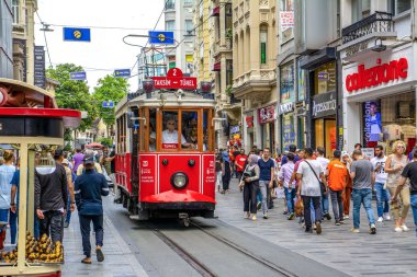 Taksim İstanbul, Türkiye 14 Haziran 2019: Akşam Taksim İstiklal Caddesi'nde nostaljik Kırmızı Tramvay. Taksim İstiklal Caddesi İstanbul'un popüler destinasyonlarıdır. Beyoğlu, Taksim, İstanbul. Türkiye.