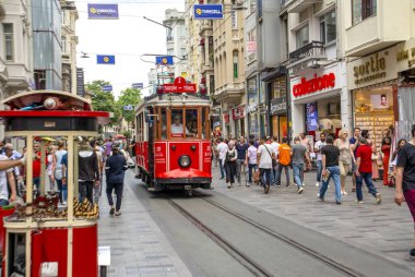 Taksim İstanbul, Türkiye 14 Haziran 2019: Akşam Taksim İstiklal Caddesi'nde nostaljik Kırmızı Tramvay. Taksim İstiklal Caddesi İstanbul'un popüler destinasyonlarıdır. Beyoğlu, Taksim, İstanbul. Türkiye.