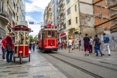 Taksim İstanbul, Türkiye 14 Haziran 2019: Akşam Taksim İstiklal Caddesi'nde nostaljik Kırmızı Tramvay. Taksim İstiklal Caddesi İstanbul'un popüler destinasyonlarıdır. Beyoğlu, Taksim, İstanbul. Türkiye.