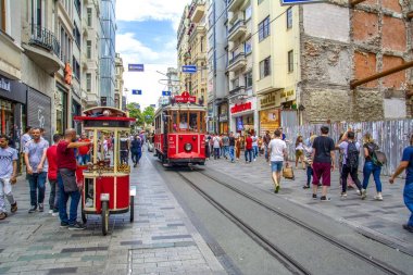 Taksim İstanbul, Türkiye 14 Haziran 2019: Akşam Taksim İstiklal Caddesi'nde nostaljik Kırmızı Tramvay. Taksim İstiklal Caddesi İstanbul'un popüler destinasyonlarıdır. Beyoğlu, Taksim, İstanbul. Türkiye.