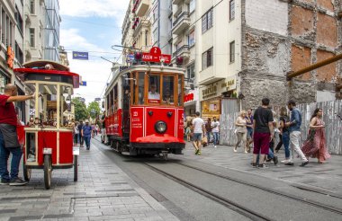 Taksim İstanbul, Türkiye 14 Haziran 2019: Akşam Taksim İstiklal Caddesi'nde nostaljik Kırmızı Tramvay. Taksim İstiklal Caddesi İstanbul'un popüler destinasyonlarıdır. Beyoğlu, Taksim, İstanbul. Türkiye.