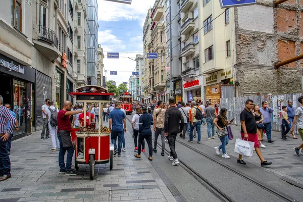 Taksim İstanbul, Türkiye 14 Haziran 2019: Akşam Taksim İstiklal Caddesi'nde nostaljik Kırmızı Tramvay. Taksim İstiklal Caddesi İstanbul'un popüler destinasyonlarıdır. Beyoğlu, Taksim, İstanbul. Türkiye.