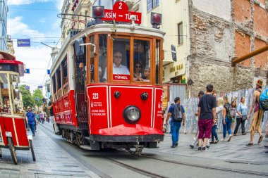 Taksim İstanbul, Türkiye 14 Haziran 2019: Akşam Taksim İstiklal Caddesi'nde nostaljik Kırmızı Tramvay. Taksim İstiklal Caddesi İstanbul'un popüler destinasyonlarıdır. Beyoğlu, Taksim, İstanbul. Türkiye.