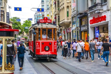 Taksim İstanbul, Türkiye 14 Haziran 2019: Akşam Taksim İstiklal Caddesi'nde nostaljik Kırmızı Tramvay. Taksim İstiklal Caddesi İstanbul'un popüler destinasyonlarıdır. Beyoğlu, Taksim, İstanbul. Türkiye.