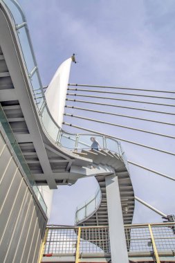 İstanbul, Türkiye 14 Haziran 2019: Haliç'te yeni inşa edilmiş Haliç Metro Köprüsü görünümü, vintage filtre uygulandı    