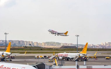 İstanbul Türkiye 16 Haziran 2019: Pegasus Havayolları'na ait uçak sabah ın erken saatlerinde İstanbul Sabiha Gökçen Uluslararası Havalimanı'nda taksiye biniyor, 