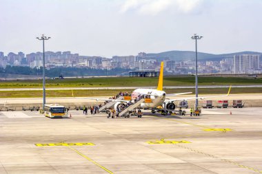 İstanbul Türkiye 16 Haziran 2019: Pegasus Havayolları'na ait uçak sabah ın erken saatlerinde İstanbul Sabiha Gökçen Uluslararası Havalimanı'nda taksiye biniyor, 