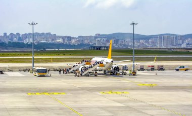 İstanbul Türkiye 16 Haziran 2019: Pegasus Havayolları'na ait uçak sabah ın erken saatlerinde İstanbul Sabiha Gökçen Uluslararası Havalimanı'nda taksiye biniyor, 