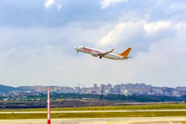 İstanbul Türkiye 16 Haziran 2019: Pegasus Havayolları'na ait uçak sabah ın erken saatlerinde İstanbul Sabiha Gökçen Uluslararası Havalimanı'nda taksiye biniyor, 