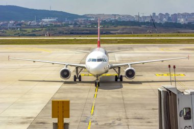 İstanbul Türkiye 16 Haziran 2019: Pegasus Havayolları'na ait uçak sabah ın erken saatlerinde İstanbul Sabiha Gökçen Uluslararası Havalimanı'nda taksiye biniyor, 