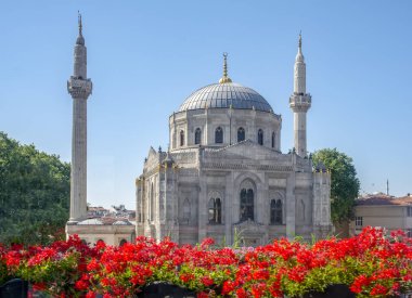 Pertevniyal Valide Sultan Camii, İstanbul'da bir Osmanlı imparatorluk camii ile Çiçekler, Türkiye. Mavi bulutlu gökyüzü ile yaz güneşli gün.