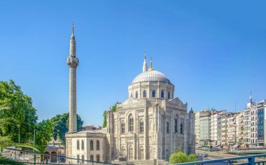 Pertevniyal Valide Sultan Camii, İstanbul'da bir Osmanlı imparatorluk camii ile Çiçekler, Türkiye. Mavi bulutlu gökyüzü ile yaz güneşli gün.
