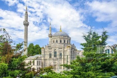 Pertevniyal Valide Sultan Camii, İstanbul'da bir Osmanlı imparatorluk camii ile Çiçekler, Türkiye. Mavi bulutlu gökyüzü ile yaz güneşli gün.