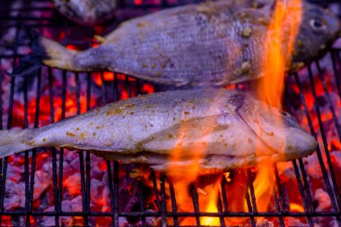 Ateş alevleri ile ızgara lezzetli balık